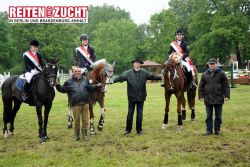 Ehrung der Landesmeister Junge Reiter mit Alanna O'Riordan (v.li.), Bernhard Pede, Josephine Gebhard, LPBB-Präsident Peter Krause, Julienne Bork und Vereinsvorsitzender Klaus Bock - Foto: bjoern-schroeder.de