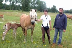 Sabine Schneider und Wolf Böhm mit den Gästen in Felgentreu – Foto: Wille